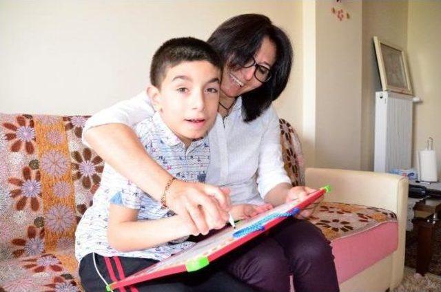 Oğlunu Sevgisiyle Büyütüyor 1