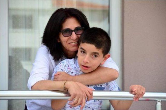 Oğlunu Sevgisiyle Büyütüyor 2