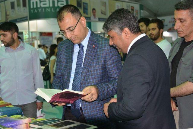 Vali Toprak Malatya Anadolu Kitap Ve K&uuml;lt&uuml;r Fuarını Ziyaret Etti 1