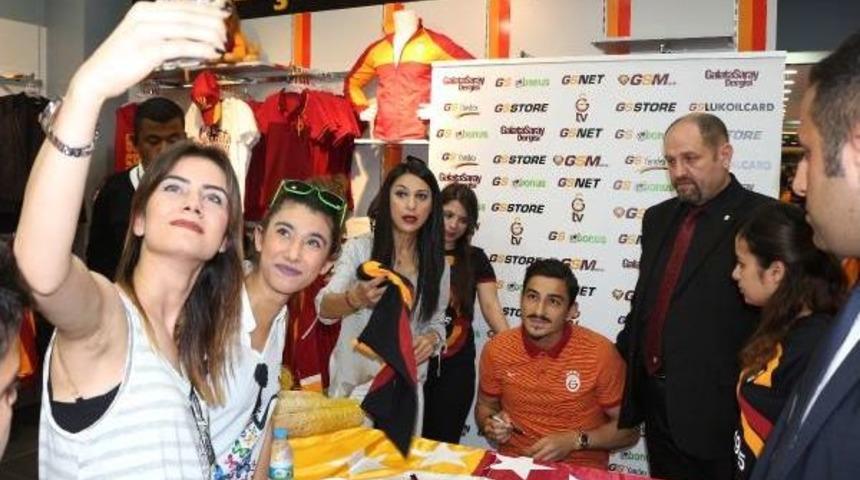 Galatasaraylı Koray'ın Imza G&uuml;n&uuml;ne Yoğun Ilgi