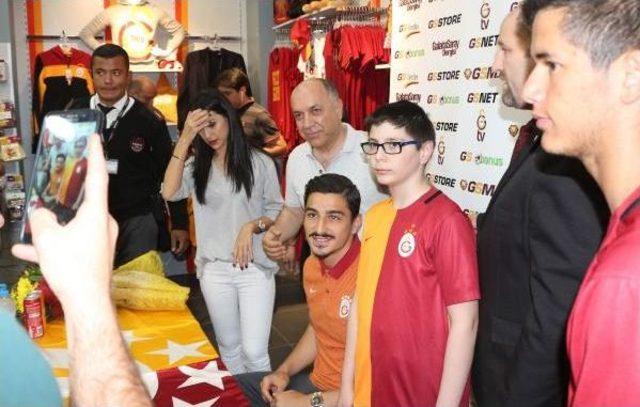 Galatasaraylı Koray'ın Imza Gününe Yoğun Ilgi