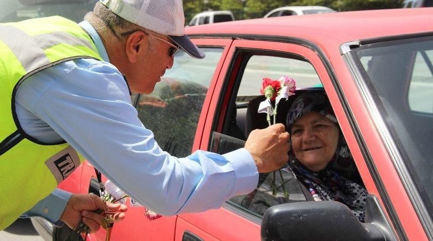 Konya&rsquo;da Trafik Polisinden Kadın S&uuml;r&uuml;c&uuml;lere Karanfil S&uuml;rprizi