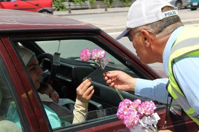 Konya’da Trafik Polisinden Kadın Sürücülere Karanfil Sürprizi