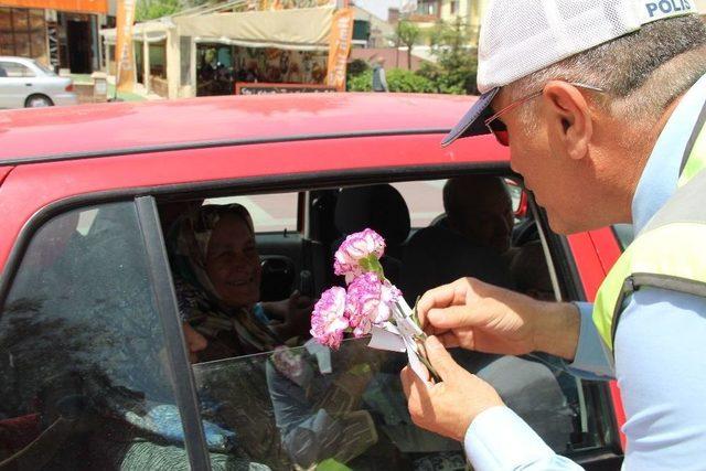 Konya’da Trafik Polisinden Kadın Sürücülere Karanfil Sürprizi