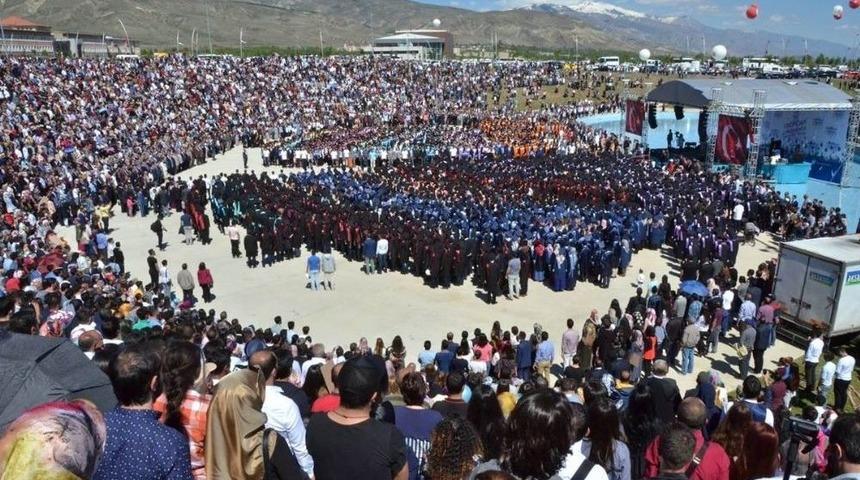 Erzincan &Uuml;niversitesinde Mezuniyet Sevinci