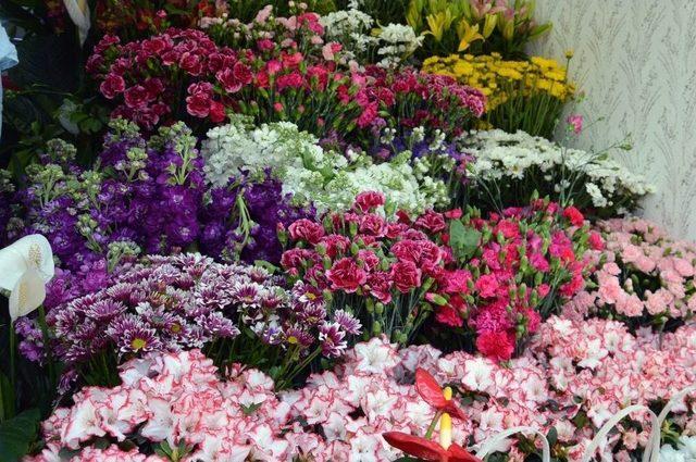 Anneler G&uuml;n&uuml;&rsquo;n&uuml;n Vazge&ccedil;ilmezi &Ccedil;i&ccedil;ekler 2