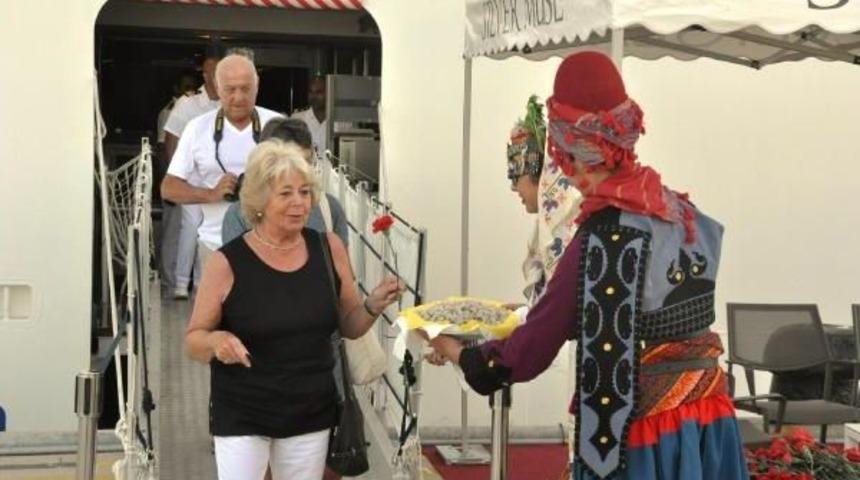 Kadın Yolculara Lokumlu Karşılama