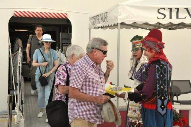 Kadın Yolculara Lokumlu Karşılama 2
