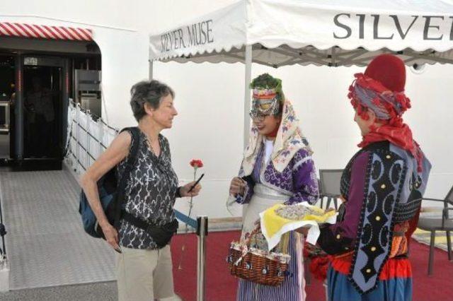 Kadın Yolculara Lokumlu Karşılama 3