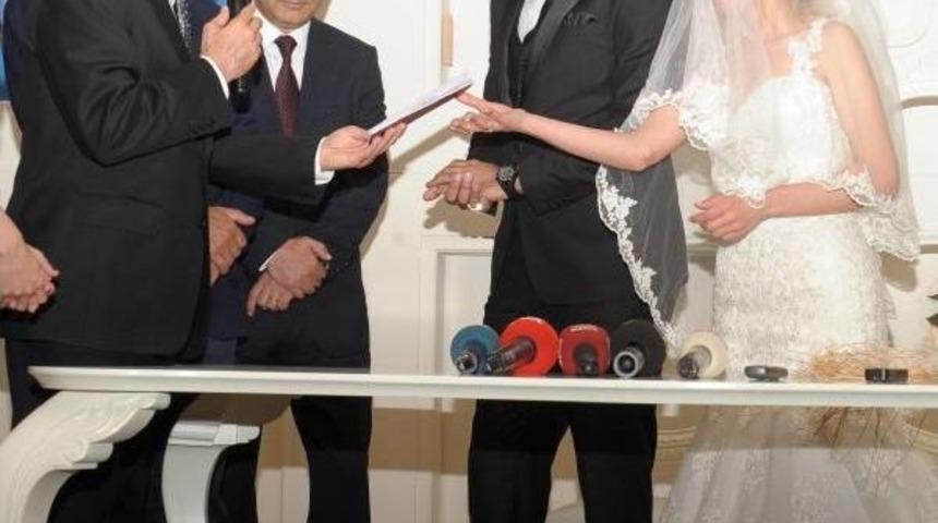 - Kılı&ccedil;daroğlu, Gezi Olayları'nda Yaralanan H&uuml;lya Arslan'ın Nikah Şahitliğini Yaptı...