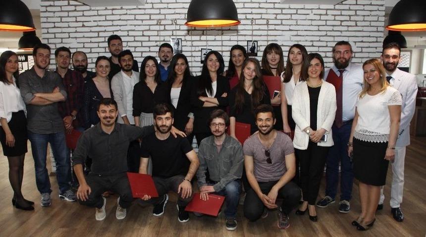 Medya Merkezinde G&ouml;rev Alan &Ouml;ğrenciler Teşekk&uuml;r Belgelerini Rekt&ouml;r G&uuml;ndoğan&rsquo;dan Aldı