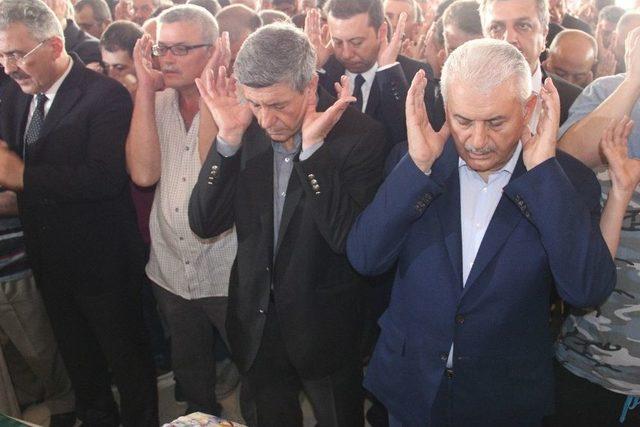 Başbakan Yıldırım Kazada Ölenlerin Cenaze Namazına Katıldı