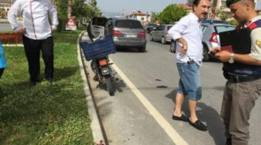 Motosiklet Otomobile &Ccedil;arptı: 2 Yaralı