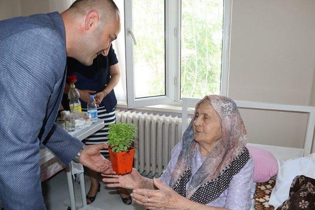 Manisa’da Annelere 5 Bin Adet Fesleğen Dağıtıldı