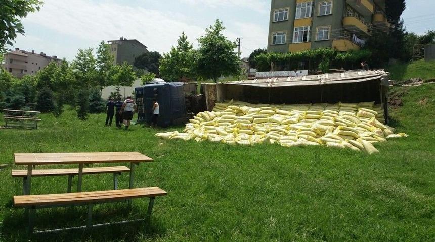 Freni Boşalan Tır Parka Yuvarlandı