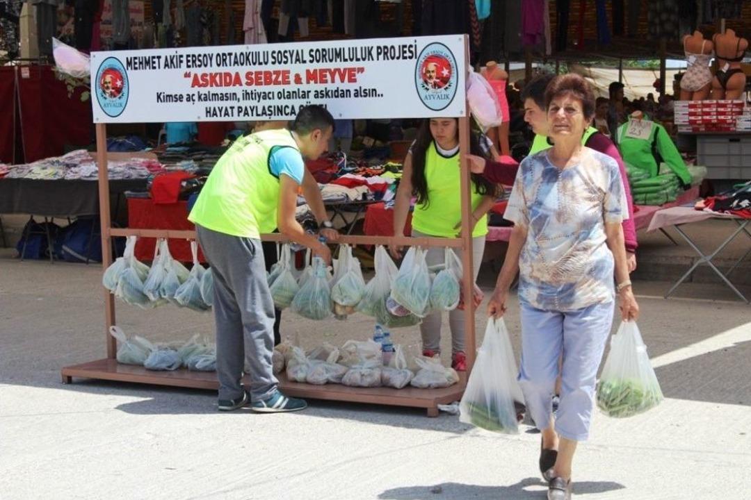 Ayvalık&rsquo;ta Mehmet Akif Ersoy Ortaokulu &Ouml;ğrencilerinden Askıda Sebze Ve Meyve Uygulaması