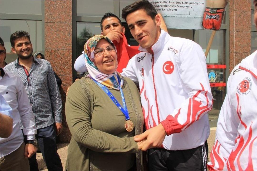 D&uuml;nya Şampiyonundan Annesine Anlamlı Hediye