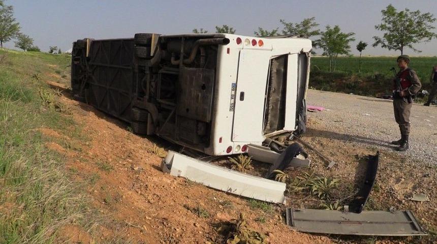 Nişan Merasiminden D&ouml;nen Aydınlıları Taşıyan Otob&uuml;s Devrildi