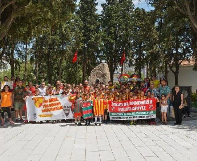 Göztepe Ve Karşıyakalı Minik Futbolcular Zübeyde Hanım'ın Anıt Mezarını Ziyaret Etti