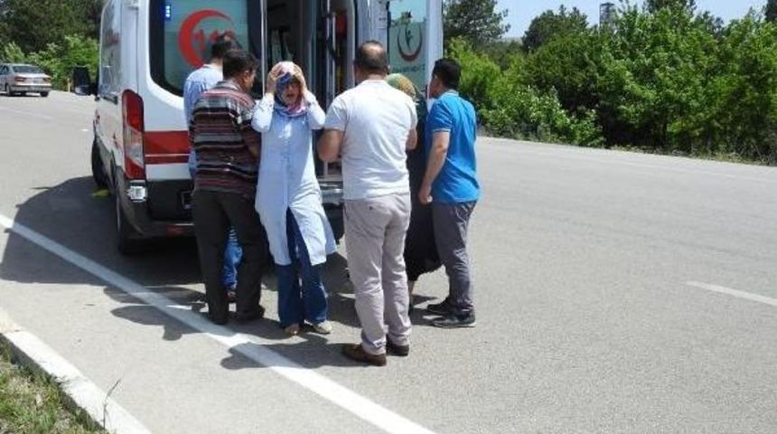 Otomobil Aydınlatma Direğine &Ccedil;arptı: 4 Yaralı