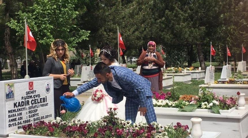 Anneler G&uuml;n&uuml;nde Şehitliğe Koştular