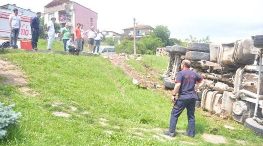 Park Halindeyken El Freni Boşalan Kamyon Devrildi
