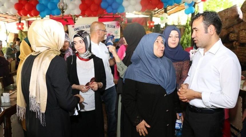 Kayapınar Belediyesinden Şehit Annelerine Yemek