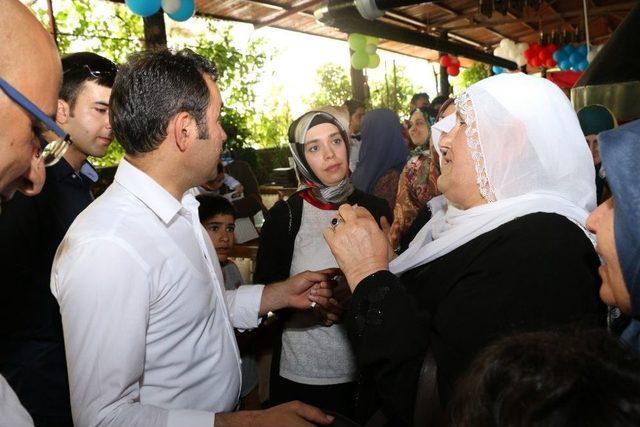 Kayapınar Belediyesinden Şehit Annelerine Yemek