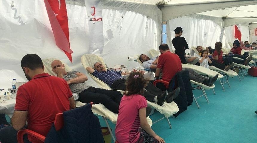 Kan Bağışı Festivalinde Vatandaşlar Kan Vermek İ&ccedil;in Seferber Oldu