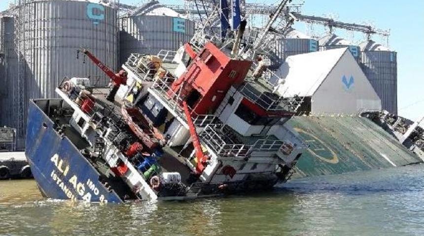Bandırma'da Kargo Gemisi Y&uuml;kleme Yapılırken Yan Yattı (1)