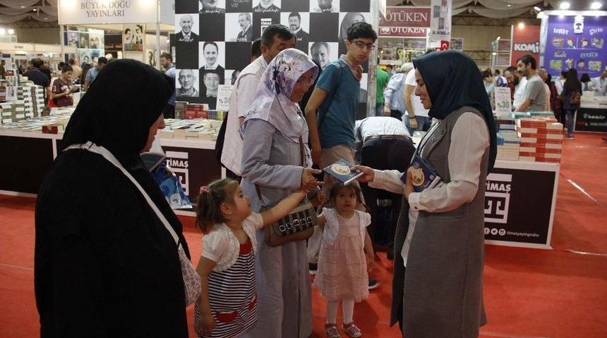 Kocaeli Kitap Fuarında Annelere Jest