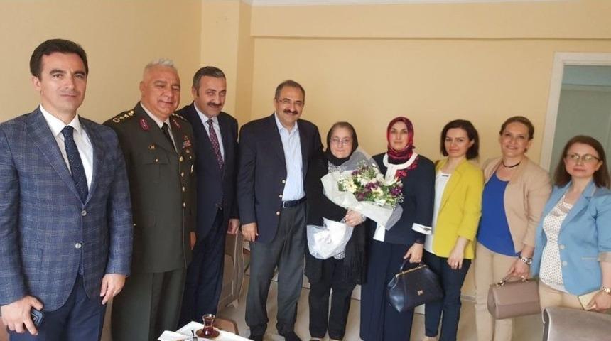 Şehit Ailelerine "anneler G&uuml;n&uuml;" Ziyareti