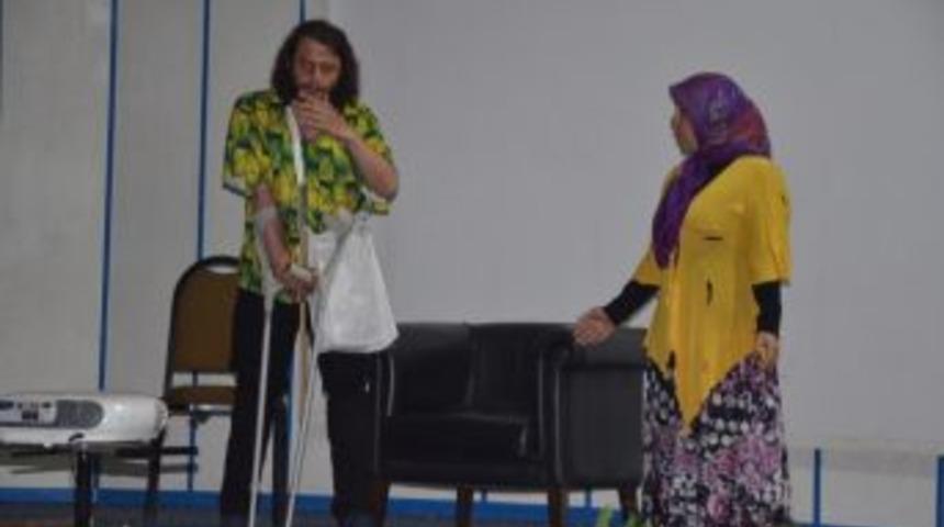 "zoraki Tabip" Adlı Tiyatro İlgi G&ouml;rd&uuml;