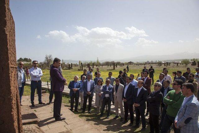 Ahlat Ziyaretçilerini Ağırlıyor