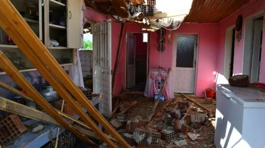 Erbaa&rsquo;Da Fırtına &Ccedil;atıları U&ccedil;urdu, Ağa&ccedil;ları Devirdi