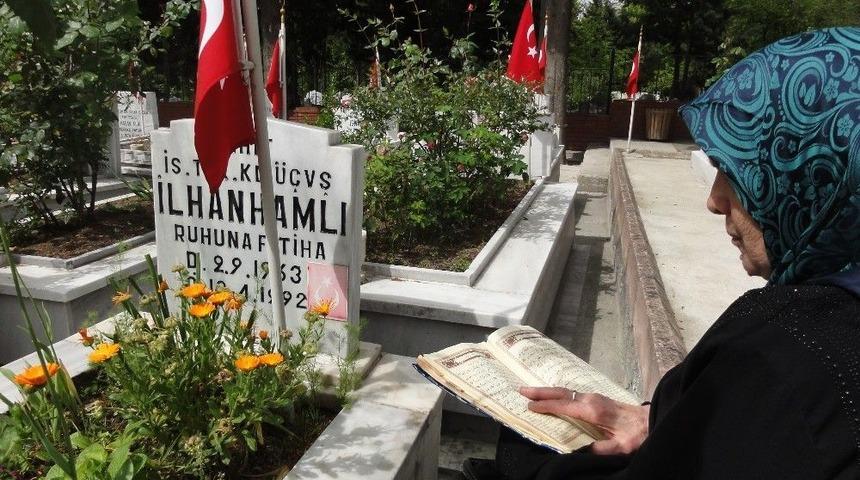 Anneler G&uuml;n&uuml;&rsquo;n&uuml; Şehit Oğlunun Mezarında Ge&ccedil;irdi