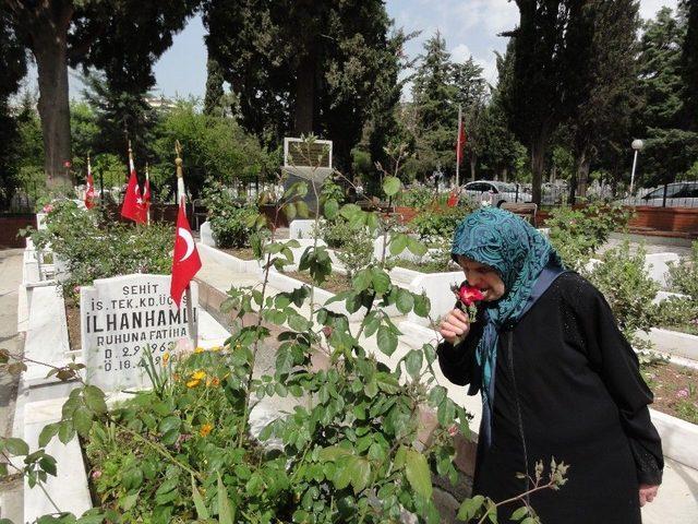 Anneler Günü’nü Şehit Oğlunun Mezarında Geçirdi