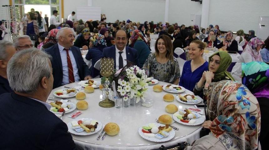 Demirtaş Anneler G&uuml;n&uuml;nde Kadınlara Eğlence D&uuml;zenledi