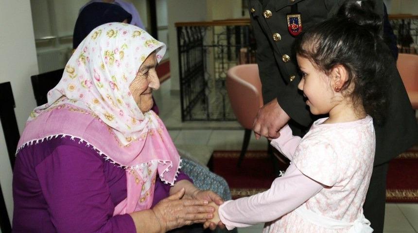 Samsun Huzurevi&rsquo;nde &rsquo;anneler G&uuml;n&uuml;&rsquo; Kutlaması