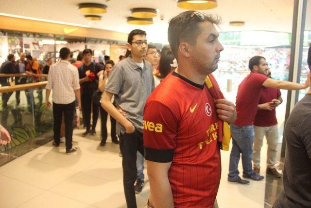 Galatasaray Futbolcusu Günter, Taraftarlarla İmza Gününde Buluştu