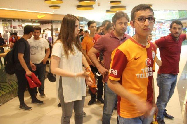 Galatasaray Futbolcusu Günter, Taraftarlarla İmza Gününde Buluştu