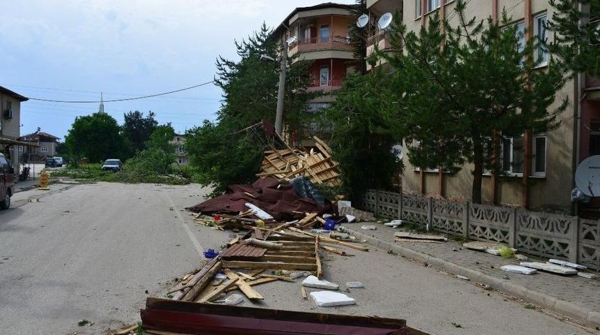 Erbaa&rsquo;da Fırtına &Ccedil;atıları U&ccedil;urdu