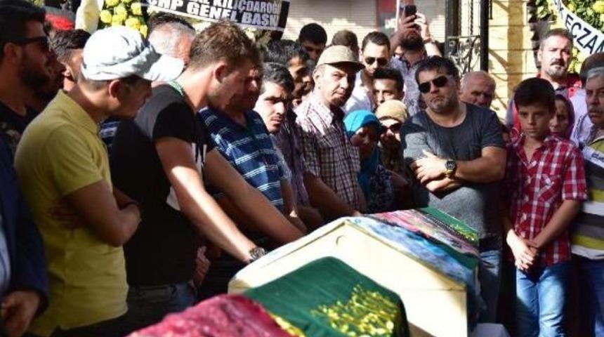 Buca'da En Acı Anneler G&uuml;n&uuml;; 24 Kaza Kurbanı G&ouml;zyaşlarıyla Uğurlandı (9)