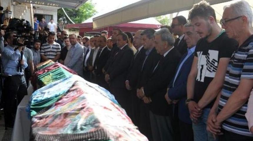 Buca'da En Acı Anneler G&uuml;n&uuml;; 24 Kaza Kurbanı G&ouml;zyaşlarıyla Uğurlandı/ Ek Fotoğraflar