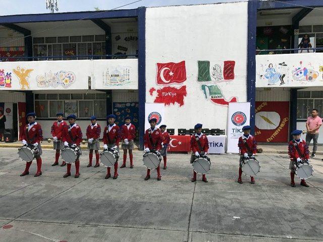 Tika Meksika’daki Türkiye İlkokuluna Okul Malzemesi Ve Eğitici Ekipman Desteğinde Bulundu