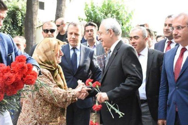 Kılıçdaroğlu, Zübeyde Hanım'ın Mezarını Ziyaret Etti