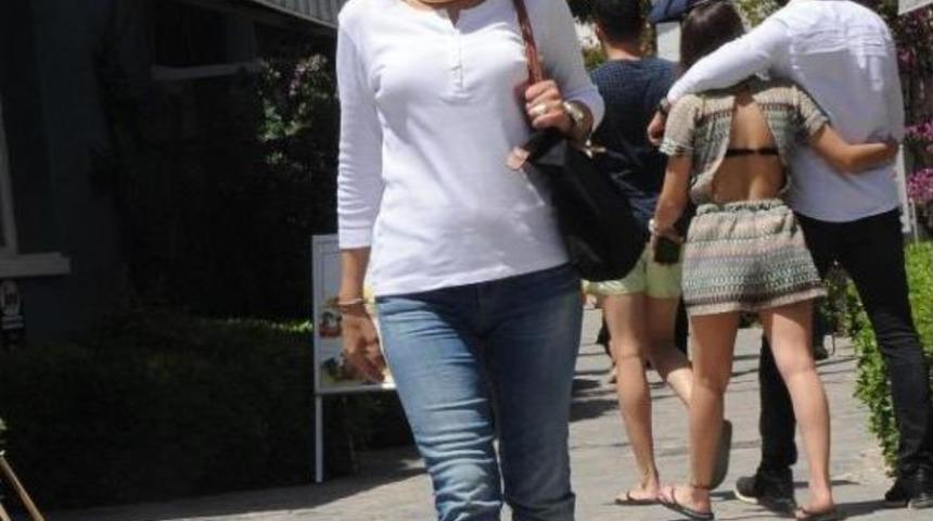 Oyuncu Asuman Dabak, &Ccedil;eşme'de Kaza Ge&ccedil;irdi