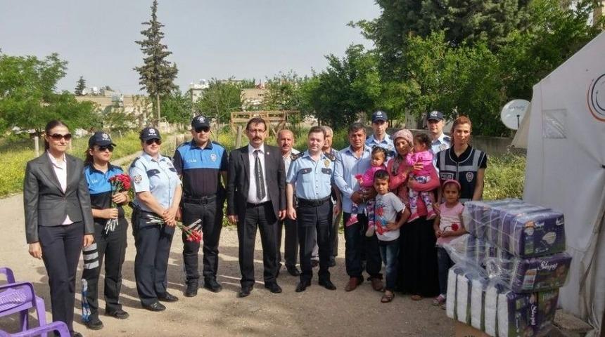 Emniyetten Depremzede Ailelere Anneler G&uuml;n&uuml; Hediyesi