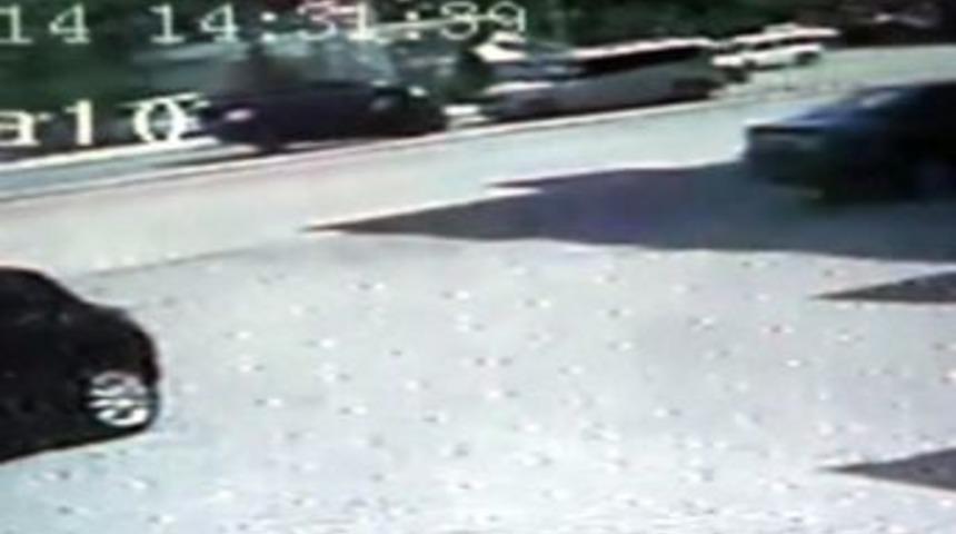 Takla Atarak Karşı Şerite U&ccedil;an Otomobilin Kaza Anı G&uuml;venlik Kamerasına Yansıdı