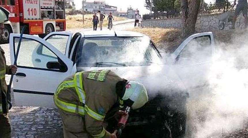Ayvalık&rsquo;ta Seyir Halindeki Ara&ccedil; Alev Aldı